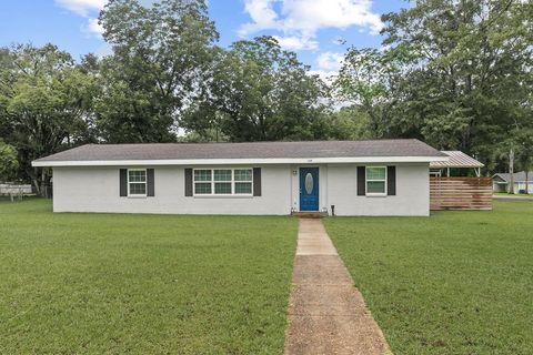 Homes For Sale - 400 Dolphin Dr<br/> Dothan, AL 36301