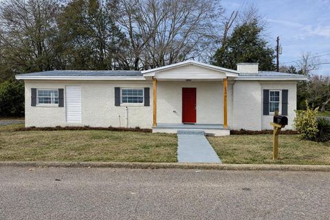 Homes For Sale - 200 Cable St<br/> Headland, AL 36345