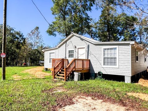 Photo of 391 Byrd Parker Dr, Wewahitchka, FL 32465 (MLS # 324045)