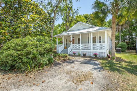 Photo of 98 Sawyer Ln, Apalachicola, FL 32320 (MLS # 328232)