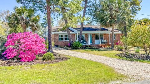 Photo of 706 SE 7th St, Carrabelle, FL 32322 (MLS # 327824)