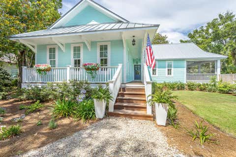 Photo of 121 14th St, Apalachicola, FL 32320 (MLS # 328561)