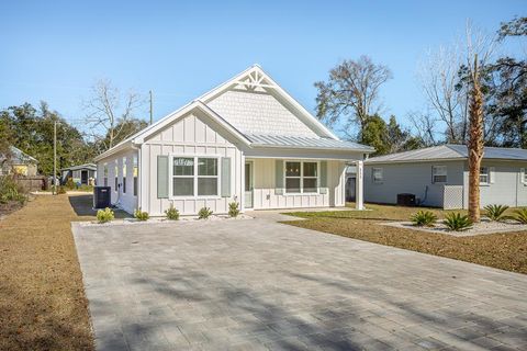 Photo of 111 11th St, Apalachicola, FL 32320 (MLS # 325013)
