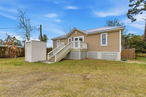 Photo of 10 Bayview Dr, Apalachicola, FL 32320 (MLS # 326260)