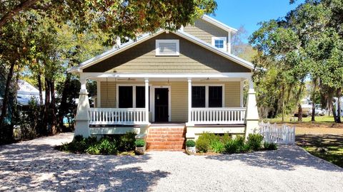 Photo of 15 8th St, Apalachicola, FL 32320 (MLS # 321844)