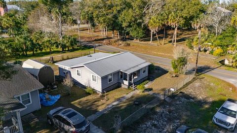 Photo of 214 4th St, Apalachicola, FL 32320 (MLS # 325012)