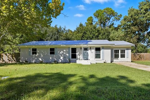 Photo of 53 Bay Shore Dr, Apalachicola, FL 32320 (MLS # 324323)