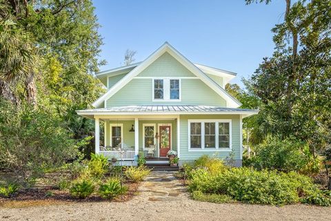 Photo of 123 8th St, Apalachicola, FL 32320 (MLS # 326279)