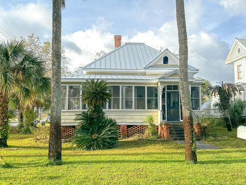 Photo of 142 4th St, Apalachicola, FL 32320 (MLS # 321014)