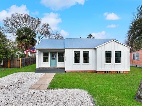 Photo of 1401 Long Ave, Port Saint Joe, FL 32456 (MLS # 326481)