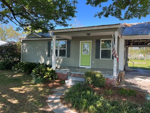 Photo of 1003 Woodward Ave, Port Saint Joe, FL 32456 (MLS # 327857)