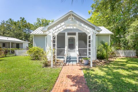 Photo of 106 17th St, Apalachicola, FL 32320 (MLS # 322699)