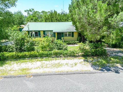Photo of 303 E Meridian Ave, Carrabelle, FL 32322 (MLS # 322719)