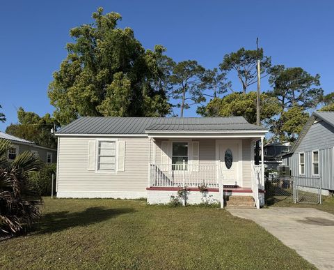 Photo of 1404 Long Ave, Port Saint Joe, FL 32456 (MLS # 327943)