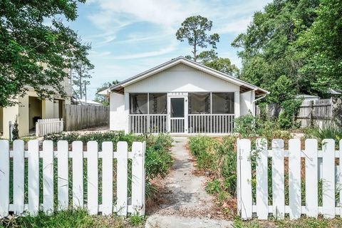 Photo of 1506 Long Ave, Port Saint Joe, FL 32456 (MLS # 321833)