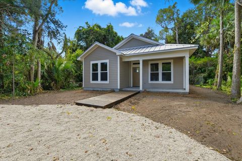 Photo of 114 8th St, Apalachicola, FL 32320 (MLS # 324435)