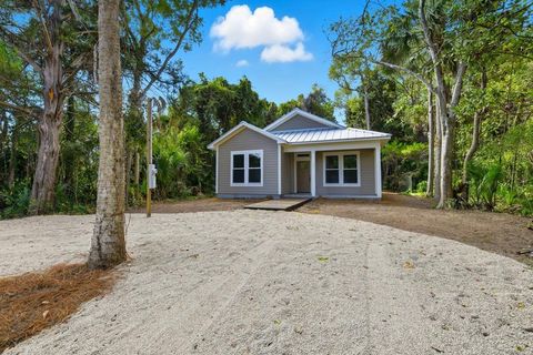 Photo of 114 8th St, Apalachicola, FL 32320 (MLS # 324435)