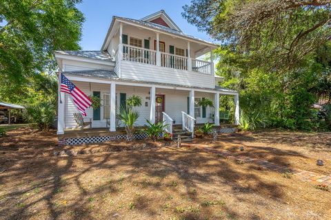 Photo of 100 14th St, Apalachicola, FL 32320 (MLS # 328164)