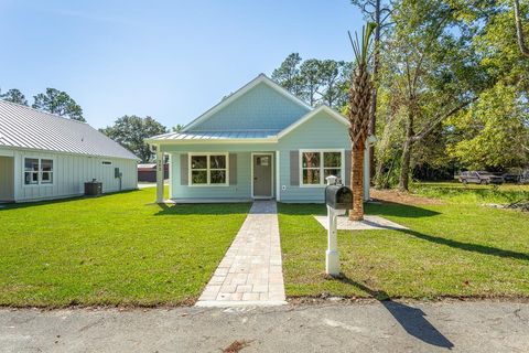 Photo of 224 17th St, Apalachicola, FL 32320 (MLS # 324436)