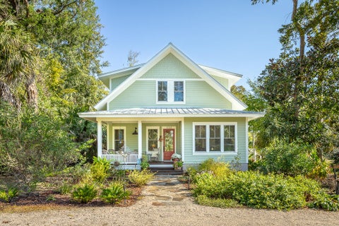 Photo of 123 8th St, Apalachicola, FL 32320 (MLS # 329751)