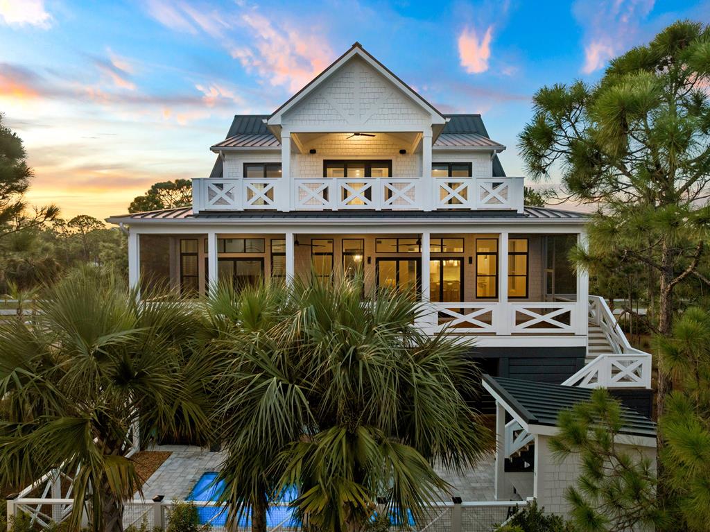 Exceptional custom beach home ready to make idyllic family memories! T – image 1