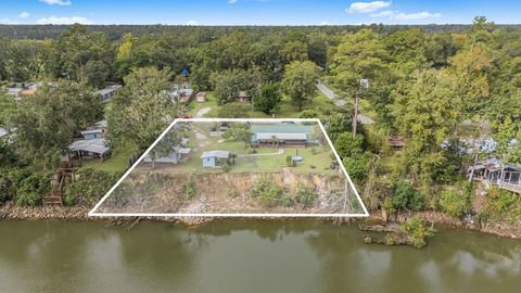 Photo of 204 Riverview Dr, Wewahitchka, FL 32465 (MLS # 324262)