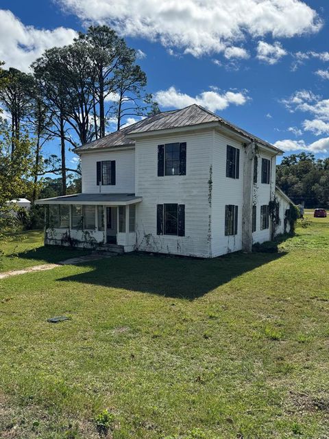 Photo of 303 SE Ave B, Carrabelle, FL 32322 (MLS # 324443)