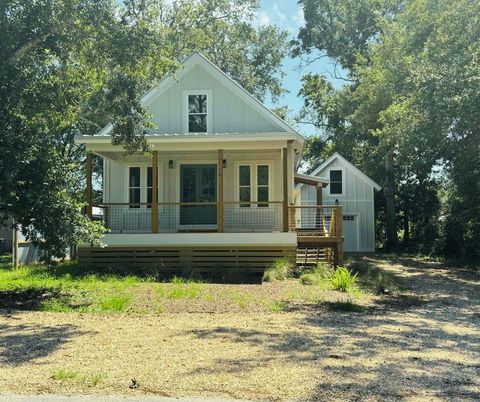 Photo of 216 15th St, Apalachicola, FL 32320 (MLS # 322759)