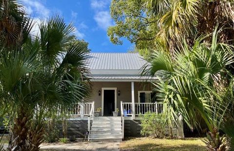 Photo of 124 8th St, Apalachicola, FL 32320 (MLS # 322528)