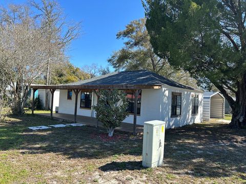 Photo of 302 NW 9th St, Carrabelle, FL 32322 (MLS # 324339)