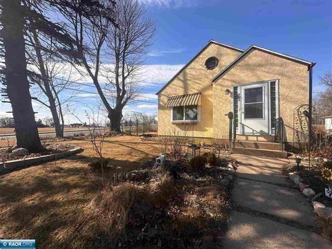 Photo of 901 Washington St, Eveleth, MN 55734 (MLS # 149755)