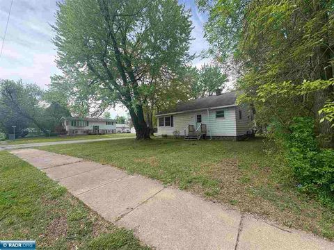 Photo of 2835 8th Ave E, Hibbing, MN 55746 (MLS # 150067)
