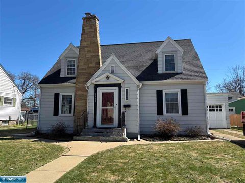 Photo of 1110 Minnesota St, Hibbing, MN 55746 (MLS # 149822)