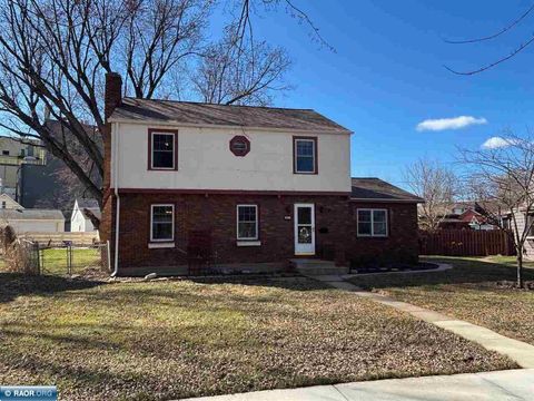 Photo of 805 Minnesota St, Hibbing, MN 55746 (MLS # 149781)