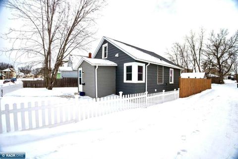 Photo of 114 17th St, Hibbing, MN 55746 (MLS # 149443)