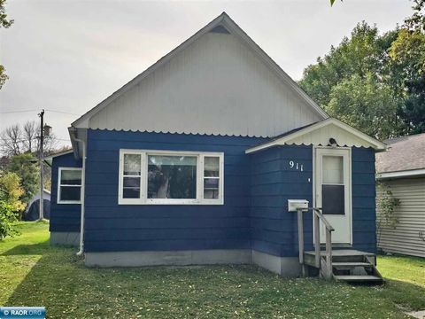 Photo of 911 7th Street, International Falls, MN 56649 (MLS # 149108) Photo of 911 7th Street, International Falls, MN 56649 (MLS # 149108)
