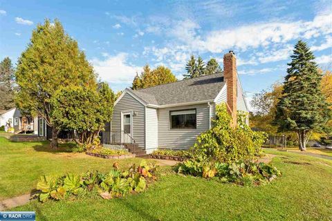 Photo of 2402 Piedmont Ave, Duluth, MN 55811 (MLS # 149187)