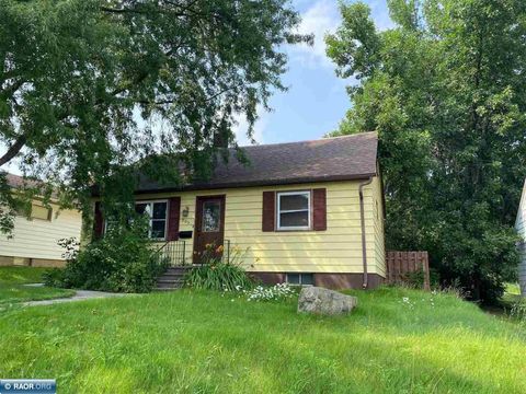 Photo of 905 Washington St, Eveleth, MN 55734 (MLS # 148788)