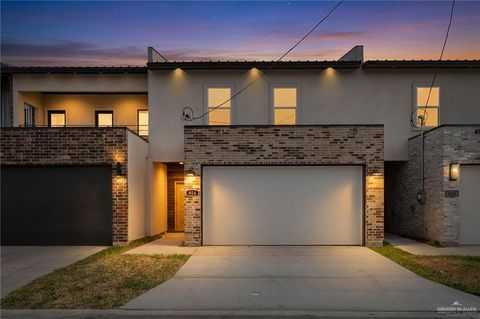 Townhouse For Sale - 916 S Bicentennial Boulevard<br/> McAllen, TX 78501
