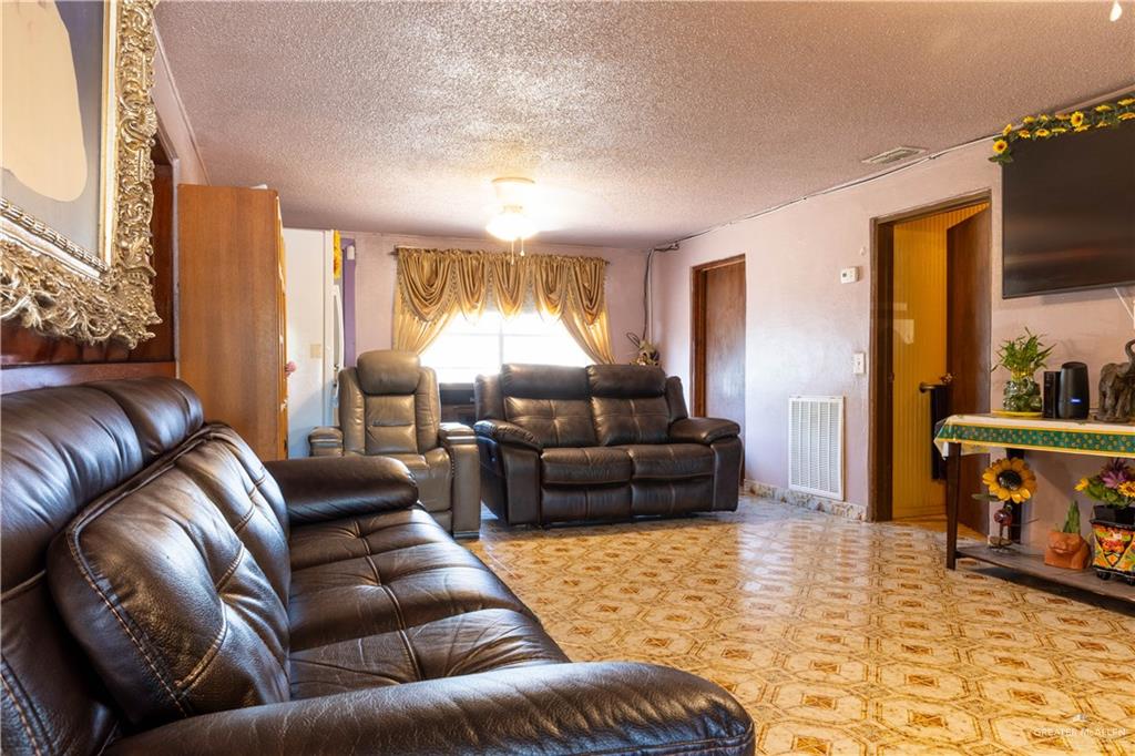 1712 N De La Rosa Drive, Donna, Texas image 4