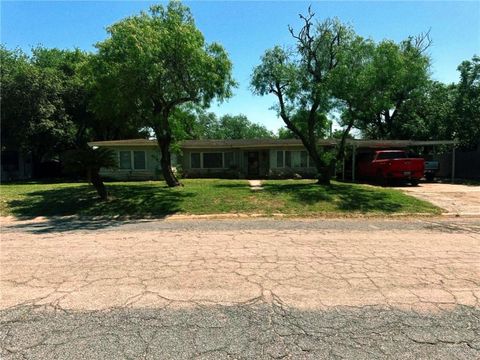 Homes For Sale - 805 W Bennett Street<br/> Brooks County, Falfurrias, TX 78355