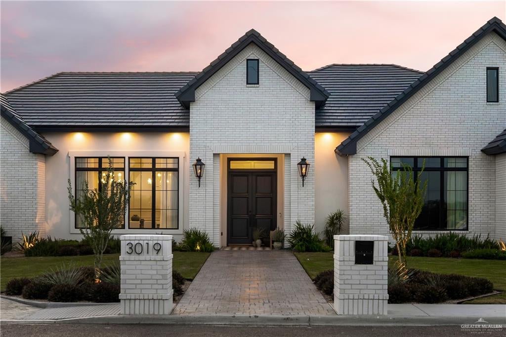 3019 W Rockefeller Lane