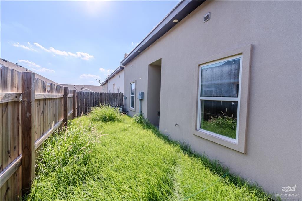 421 3 1/2 Street, La Joya, Texas image 13