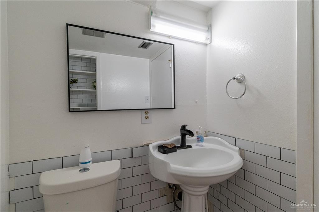 2402 N Ed Carey Drive, Harlingen, Texas image 6