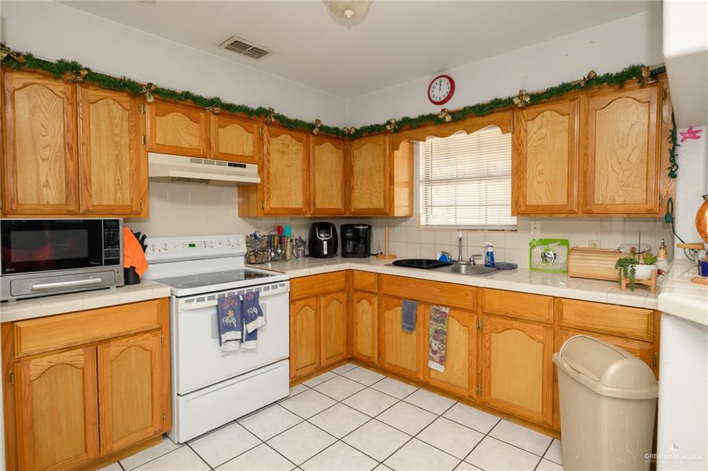 737 Carnation Drive, Los Fresnos, Texas image 4