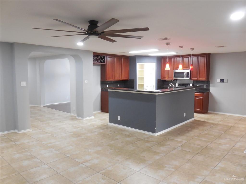 Edinburg, Texas 78541, United States, 4 Bedrooms Bedrooms, ,3 BathroomsBathrooms,Residential,Pending,15578