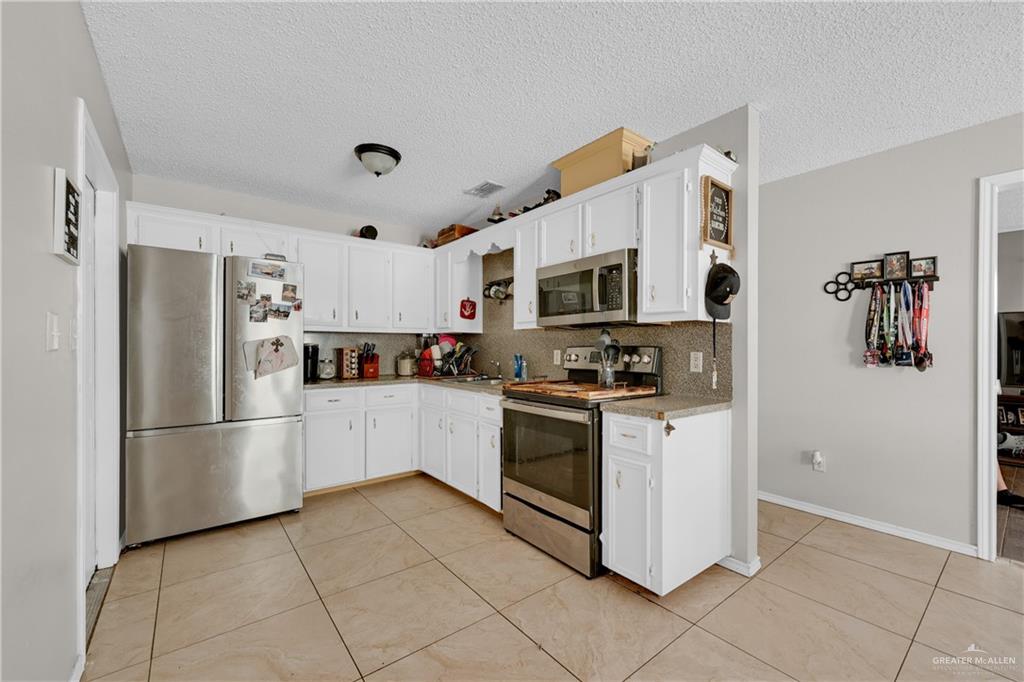 302 Hinojosa Drive, Edcouch, Texas image 5