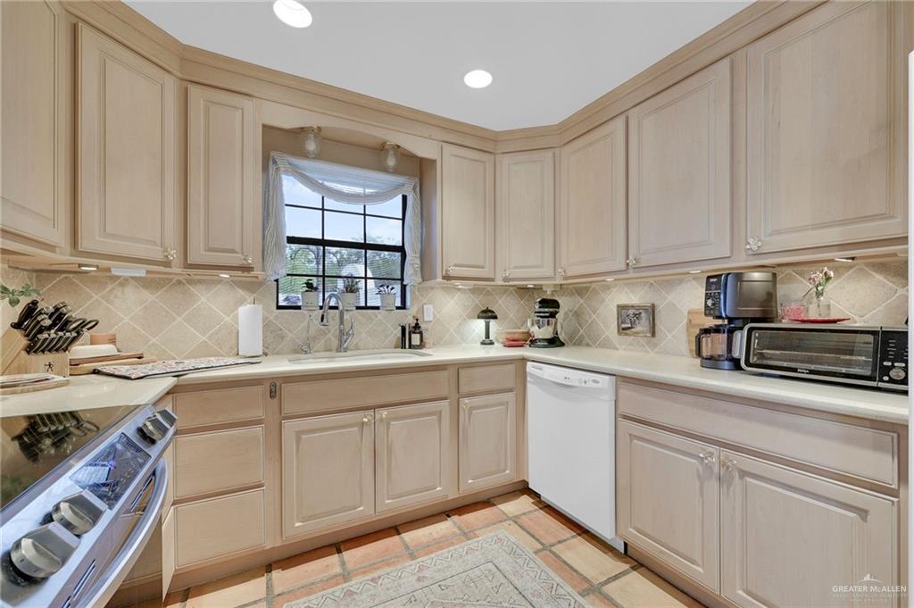 125 E Tearose Avenue, McAllen, Texas image 6