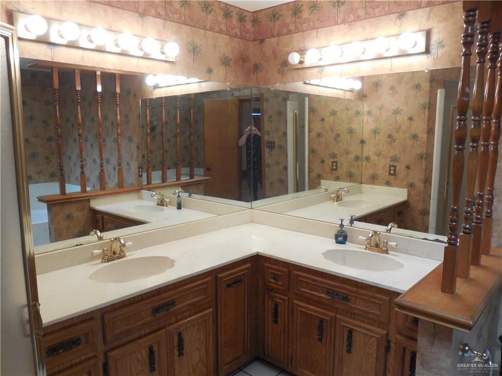 McAllen, Texas 78504, United States, 3 Bedrooms Bedrooms, ,3 BathroomsBathrooms,Residential,Pending,60402