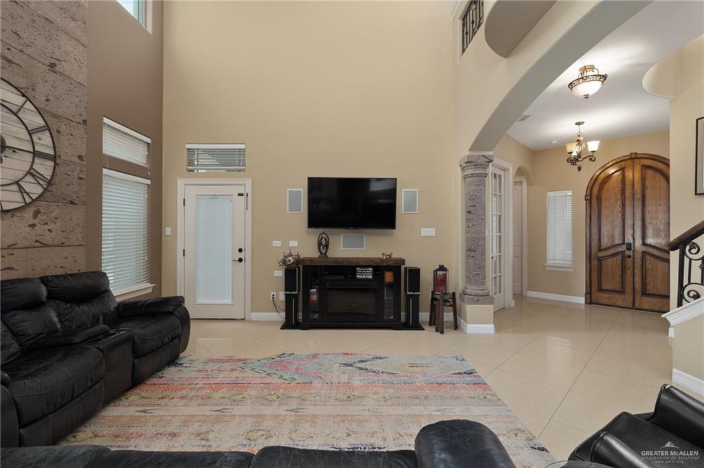 2201 W Rhin Drive, Edinburg, Texas image 3